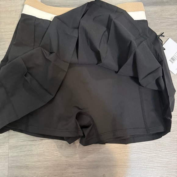 ❤️ Beach Riot Irina Skirt in Black and Sandshell Colorblock - Picture 11 of 11